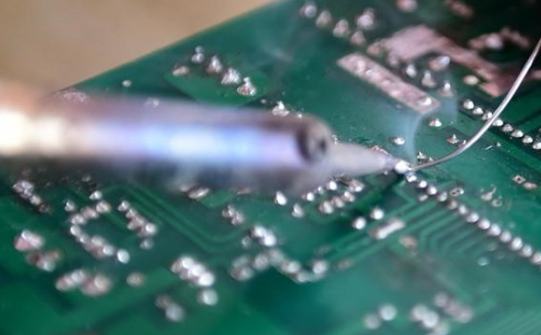 電子焊接技術(shù)中的波峰焊、回流焊區(qū)別是什么？